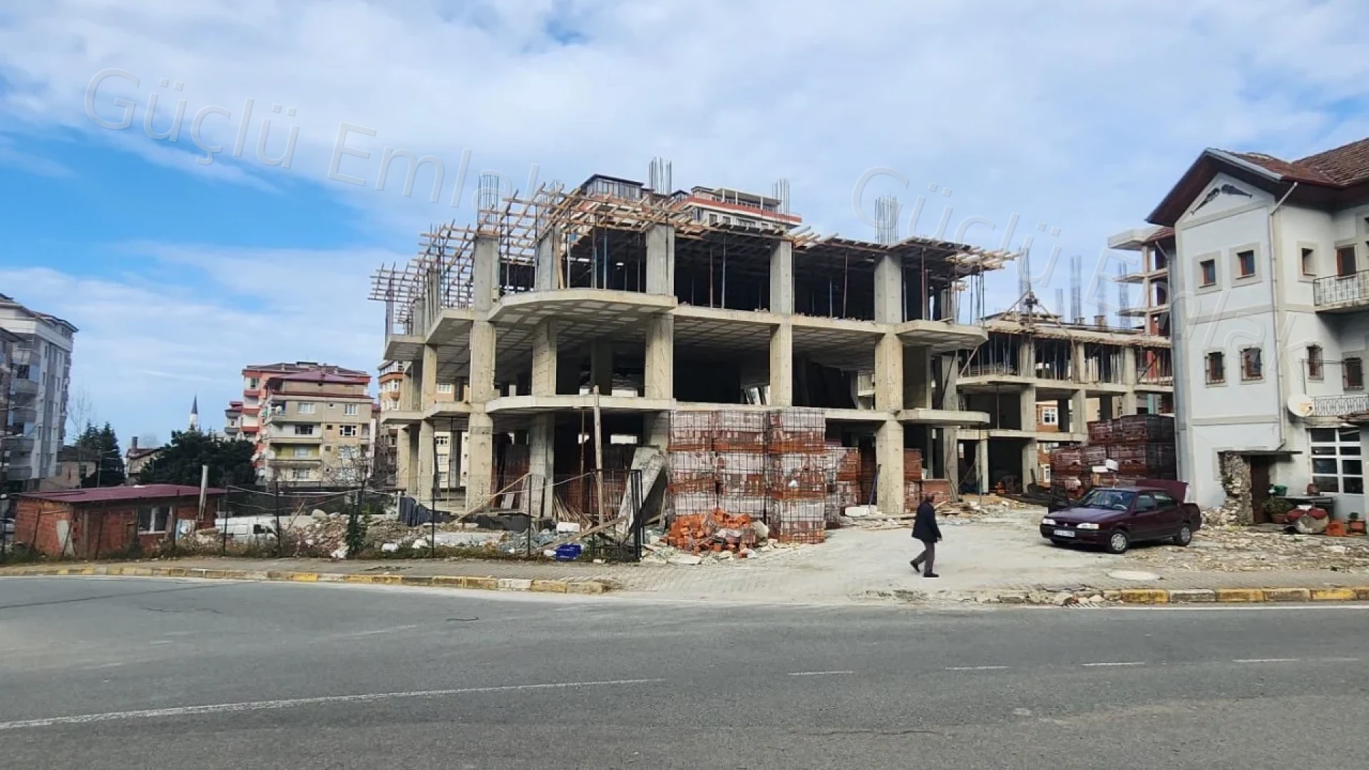 Değerli Bölge ve konumda eşsiz Dükkan 700mt2 Net. Kısa süreliğine